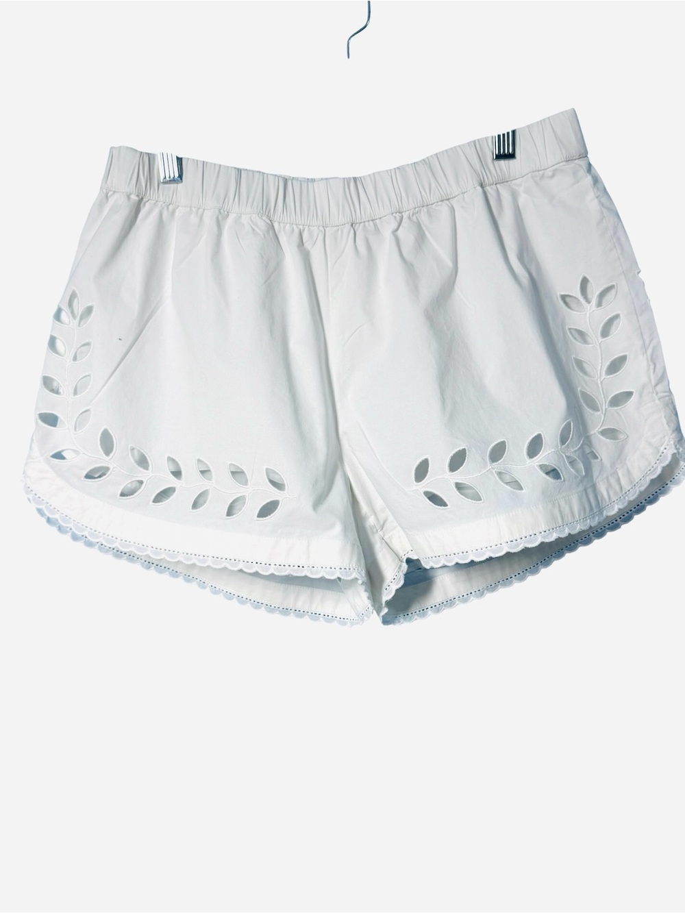 Vineyard Vines Women's White
Cotton Eyelet Hem Pull-On
Shorts - Picture 6 of 9